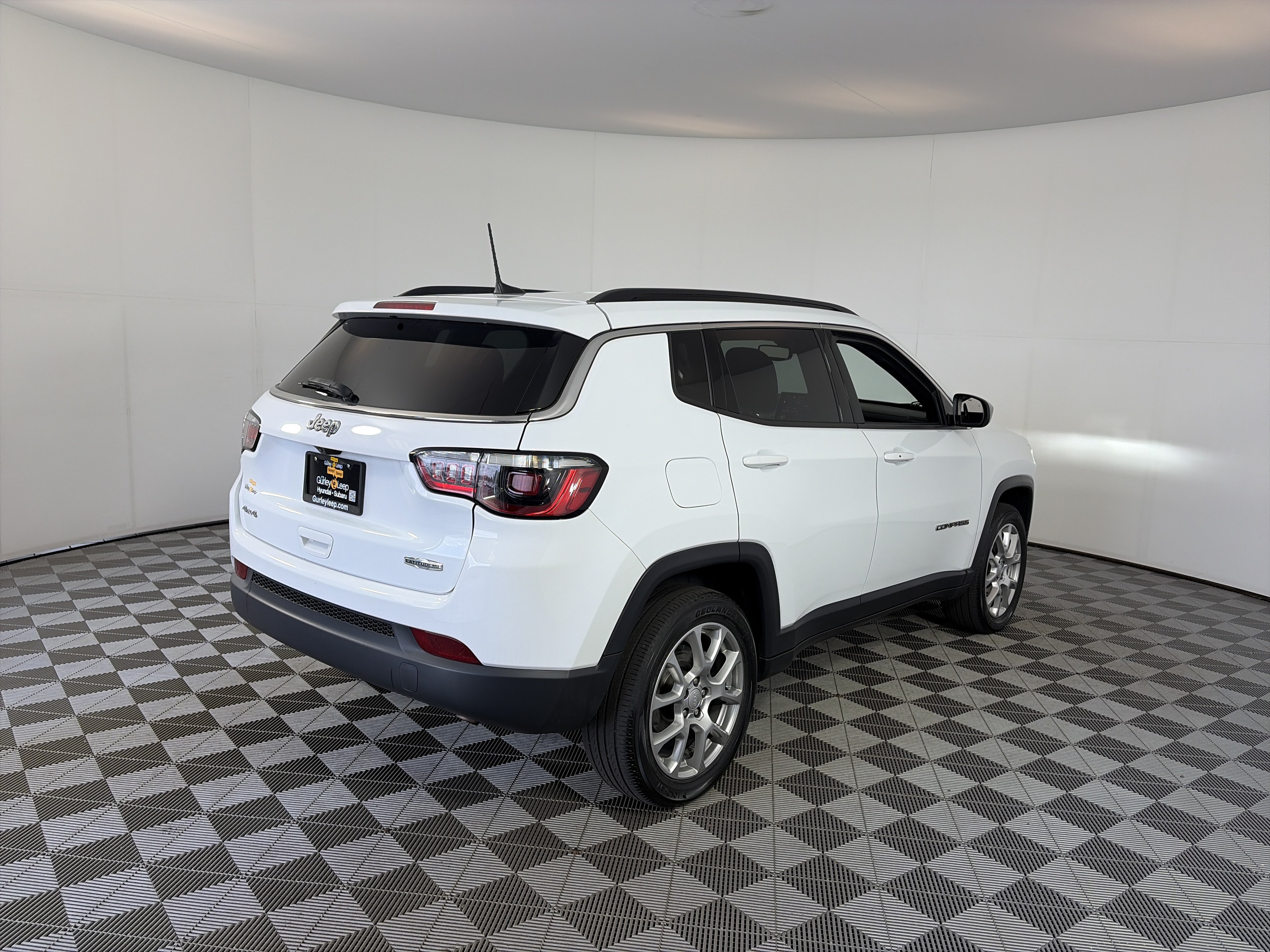 Used 2023 Jeep Compass Latitude AWD/4WD image 10