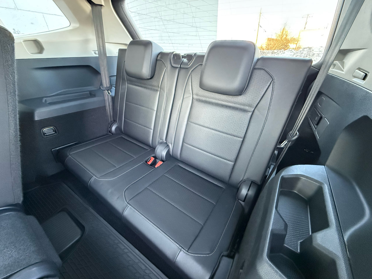 Used 2020 Volkswagen Tiguan SE w/ Panoramic Sunroof Package image 5