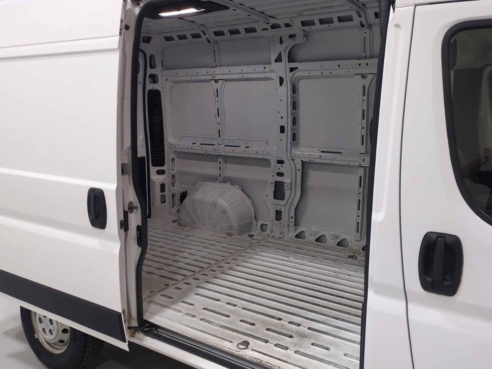 Used 2025 RAM ProMaster 2500 w/ Convenience Group FWD image 11
