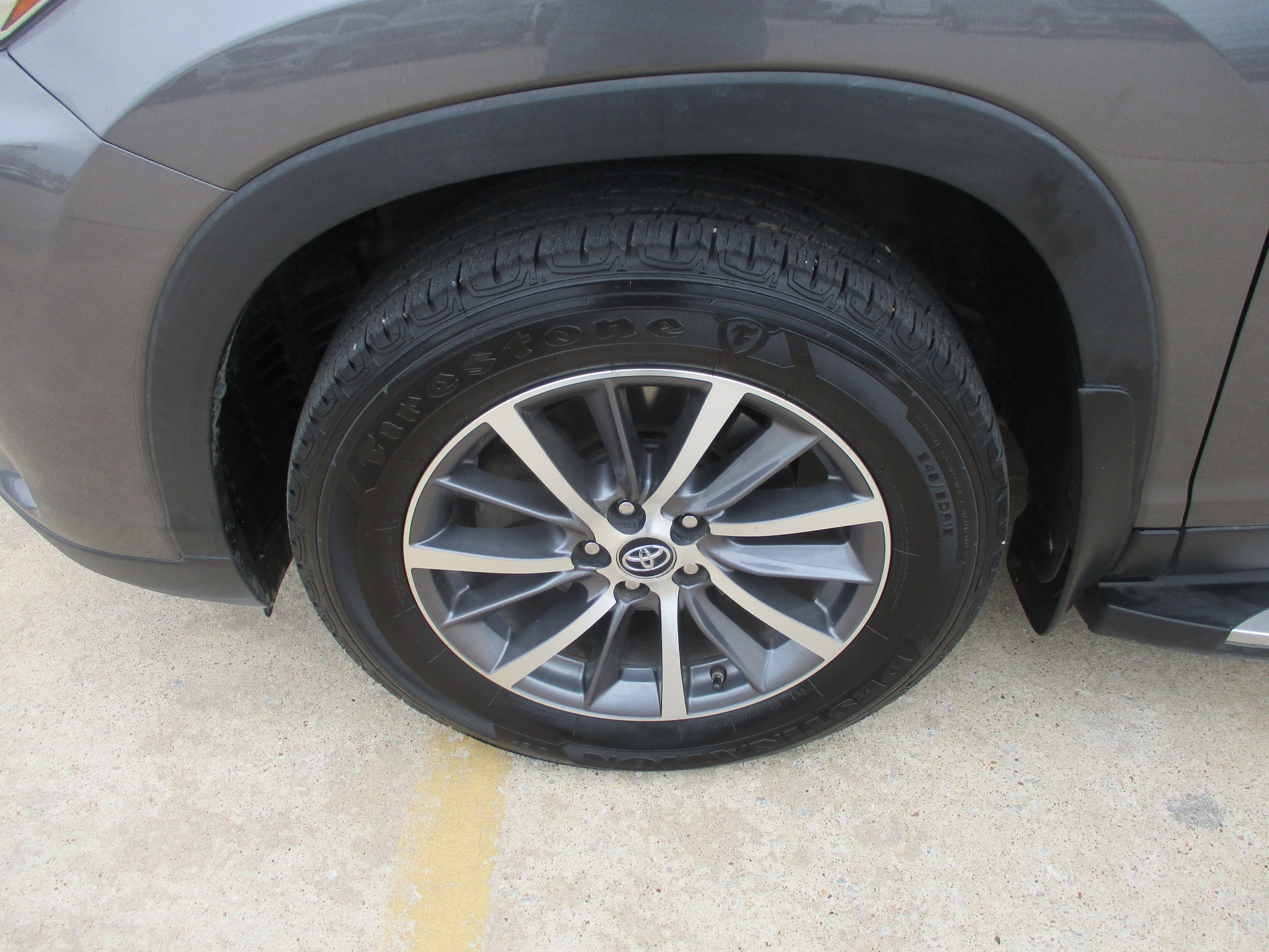 Used 2019 Toyota Highlander XLE FWD image 3