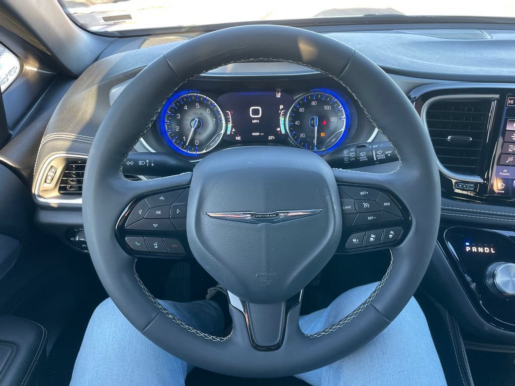 Used 2025 Chrysler Pacifica Limited FWD image 23