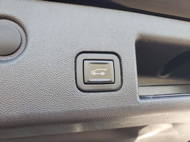 Used 2023 Chevrolet Equinox Premier image 10