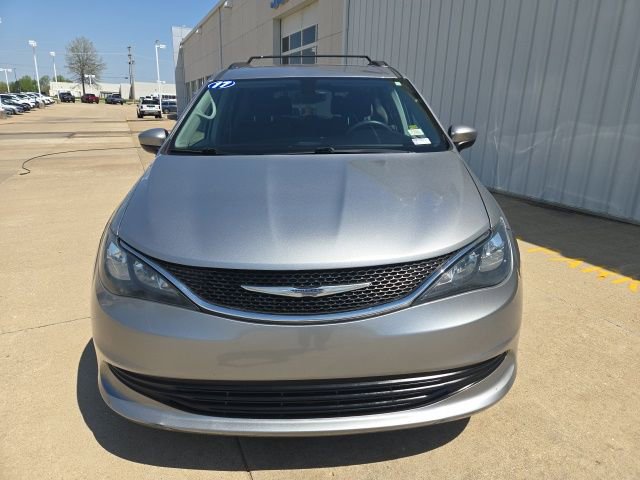 Used 2017 Chrysler Pacifica Touring FWD image 3