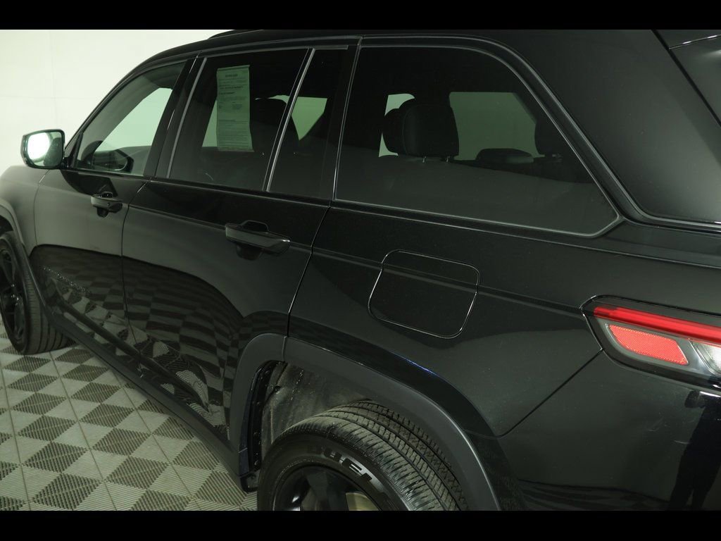 Used 2022 Jeep Grand Cherokee Altitude image 16