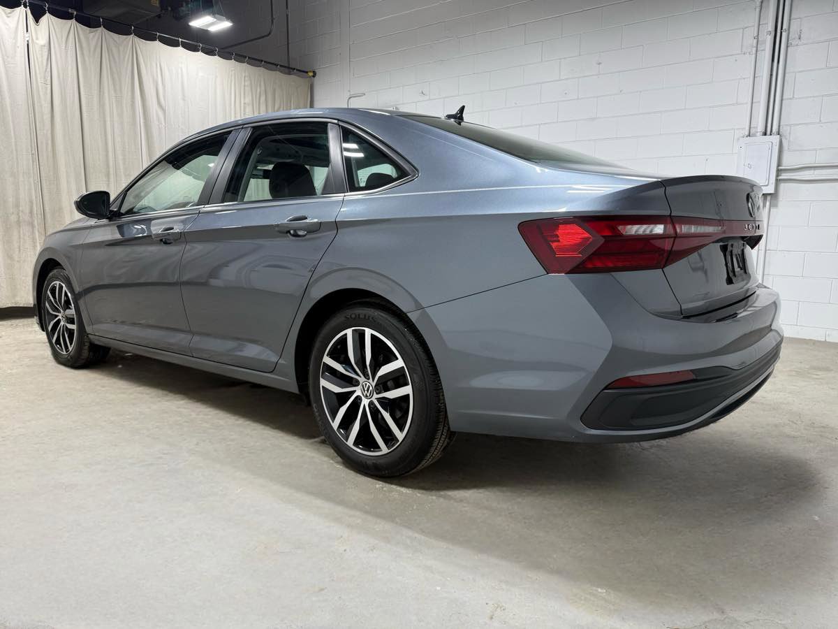 Used 2025 Volkswagen Jetta SE w/ Sunroof Package image 5