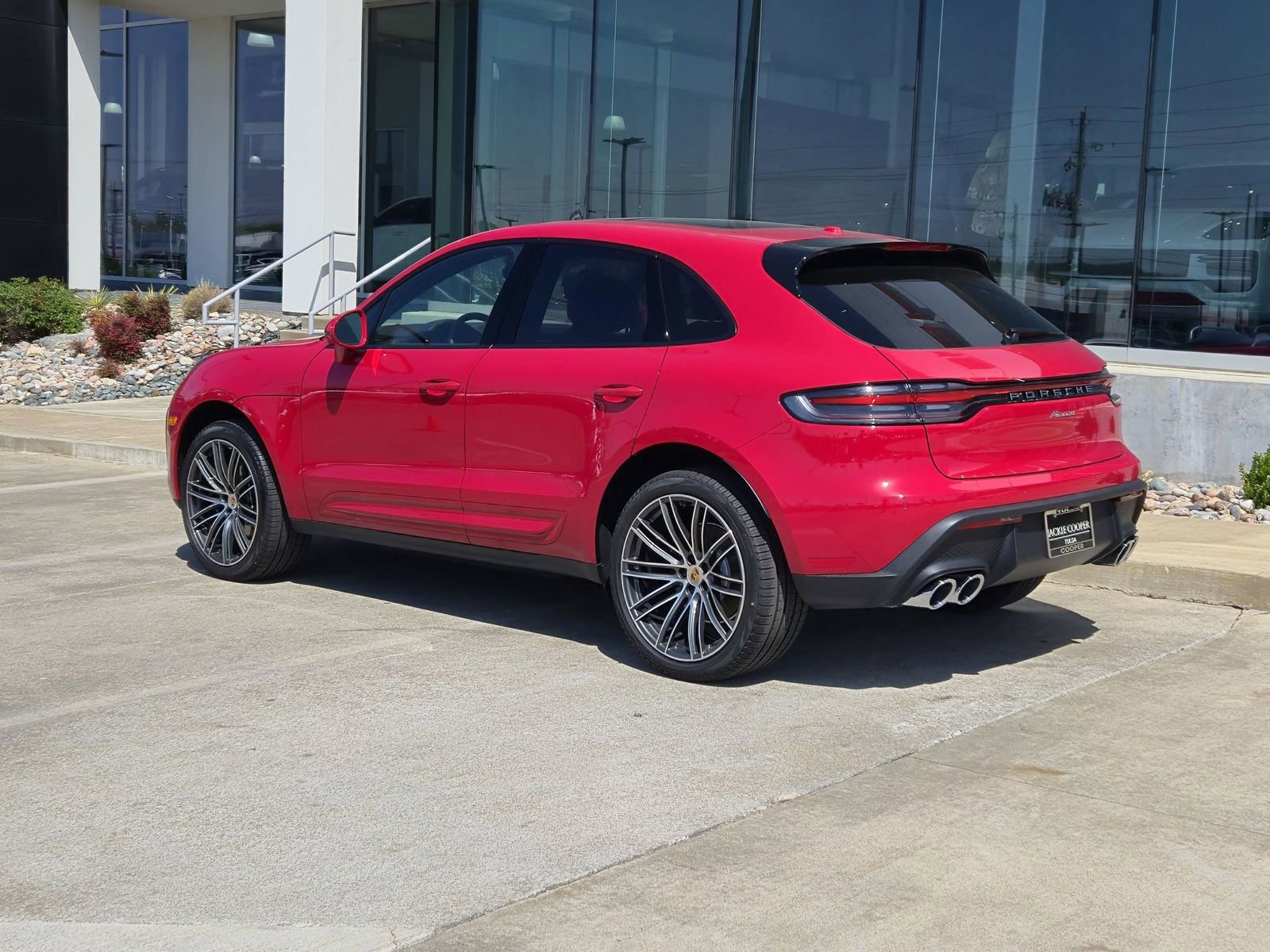 Used 2025 Porsche Macan image 3