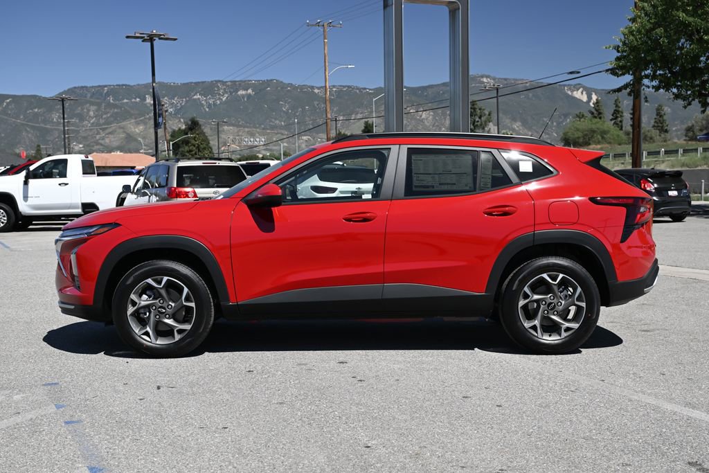 New 2026 Chevrolet Trax LT w/ LPO, Blackout Package FWD image 7