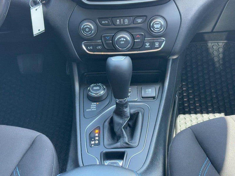 Used 2020 Jeep Cherokee Latitude AWD/4WD image 14