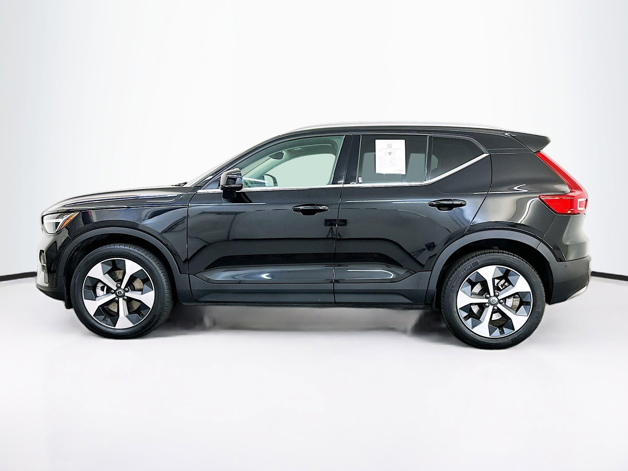 Used 2025 Volvo XC40 B5 Plus image 4