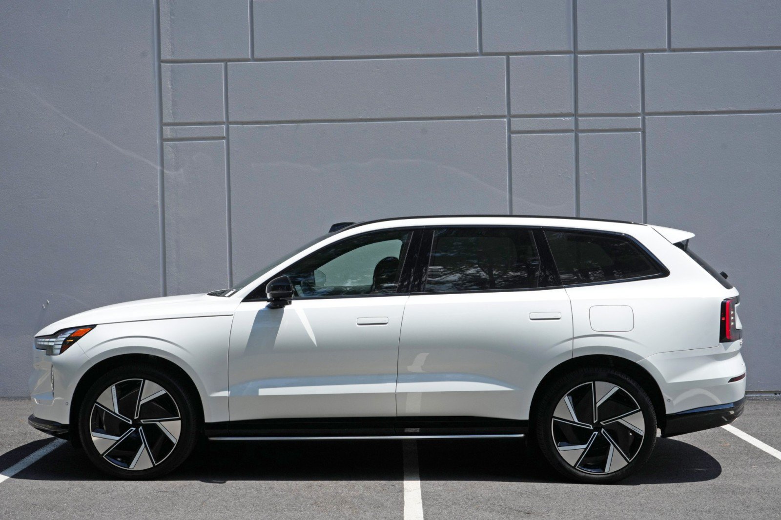 Used 2025 Volvo EX90 Ultra AWD/4WD image 47