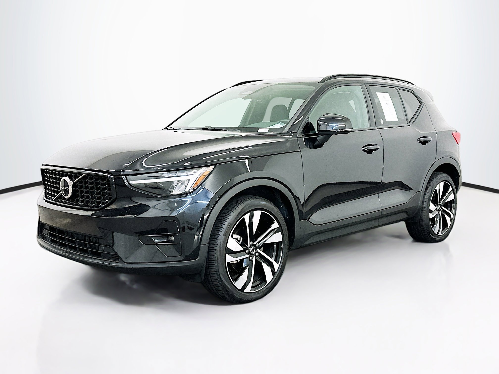 Used 2025 Volvo XC40 B5 Plus image 3