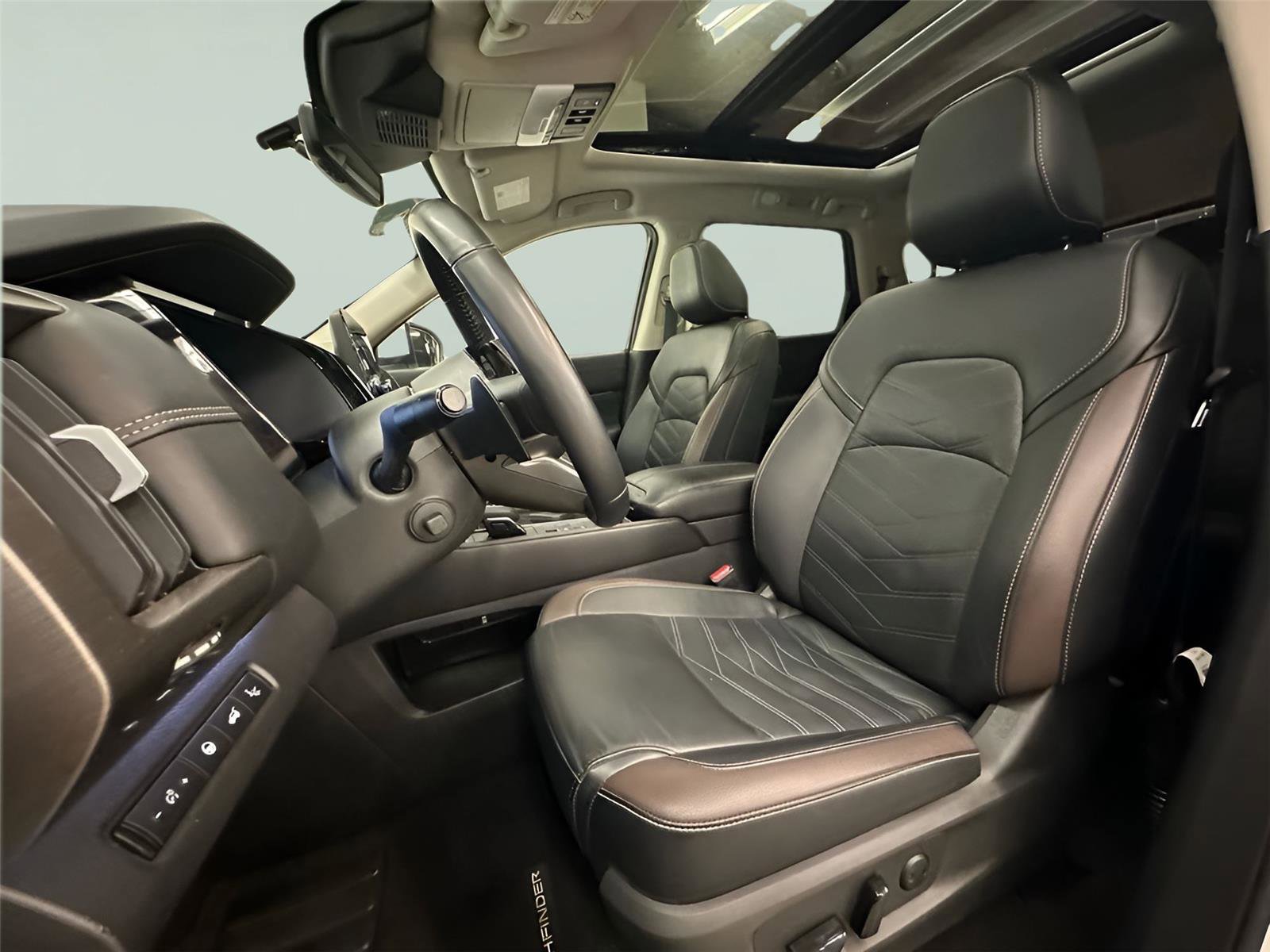 Used 2024 Nissan Pathfinder Platinum w/ Cargo Package image 24