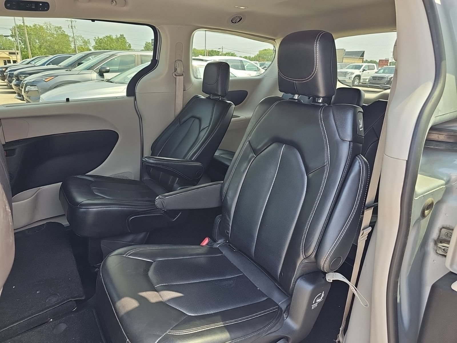 Used 2023 Chrysler Pacifica Touring-L FWD image 12