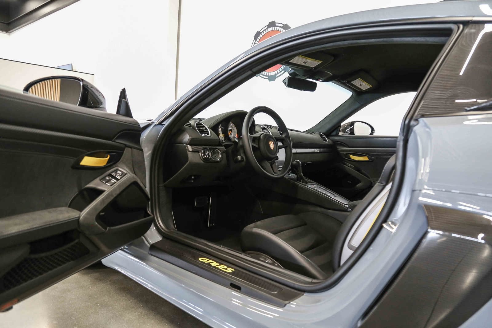 Used 2025 Porsche 718 Cayman GT4 RS w/ Weissach Package RWD image 40