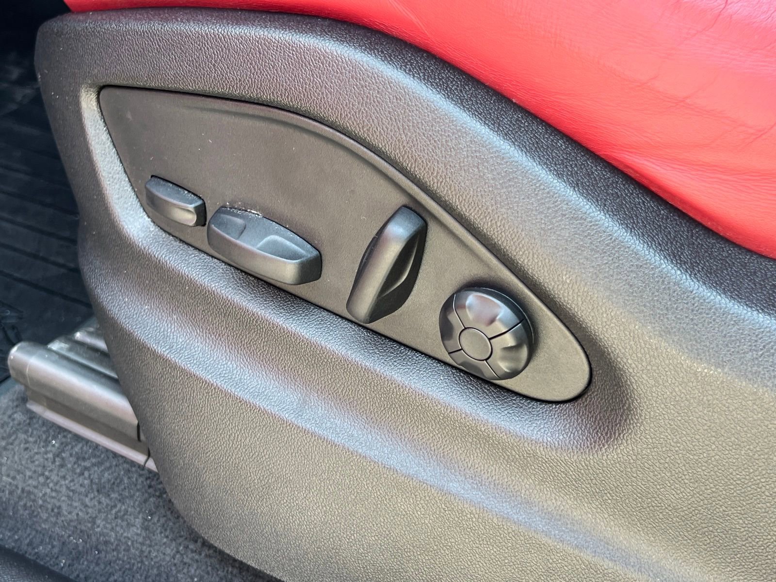 Certified 2022 Porsche Cayenne Platinum Edition image 32