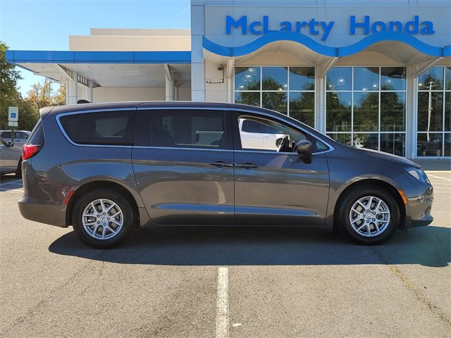 Used 2023 Chrysler Voyager LX image 2