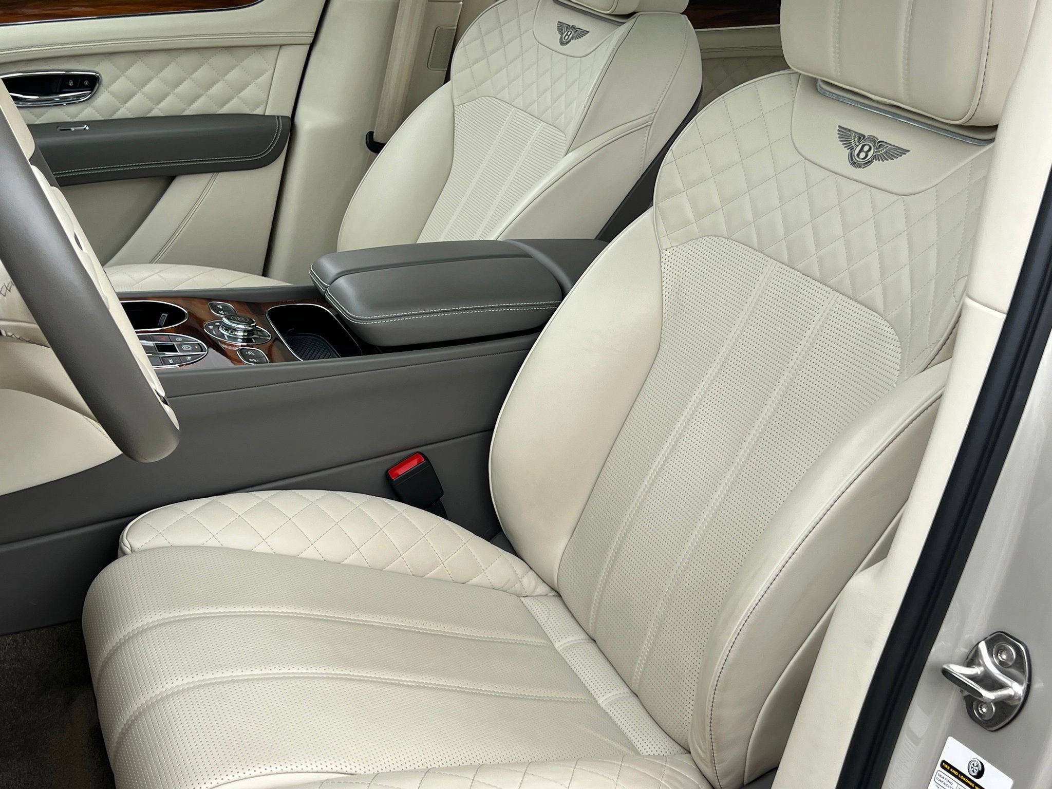 Used 2018 Bentley Bentayga AWD/4WD image 16