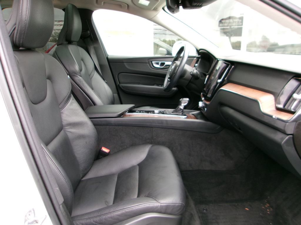 Used 2021 Volvo XC60 T5 Momentum w/ Premium Package image 20