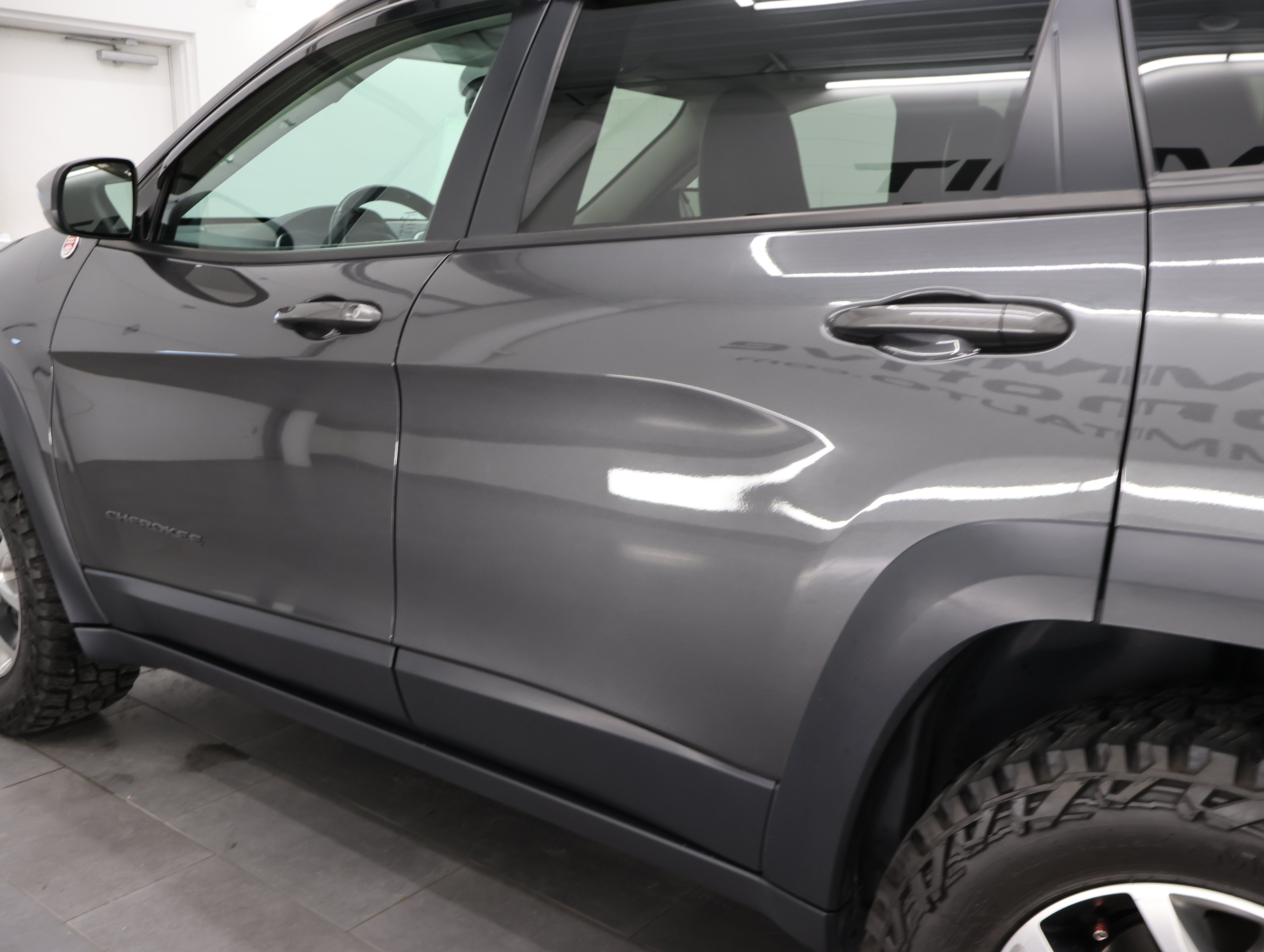 Used 2015 Jeep Cherokee Trailhawk w/ Leather Interior Group AWD/4WD image 31