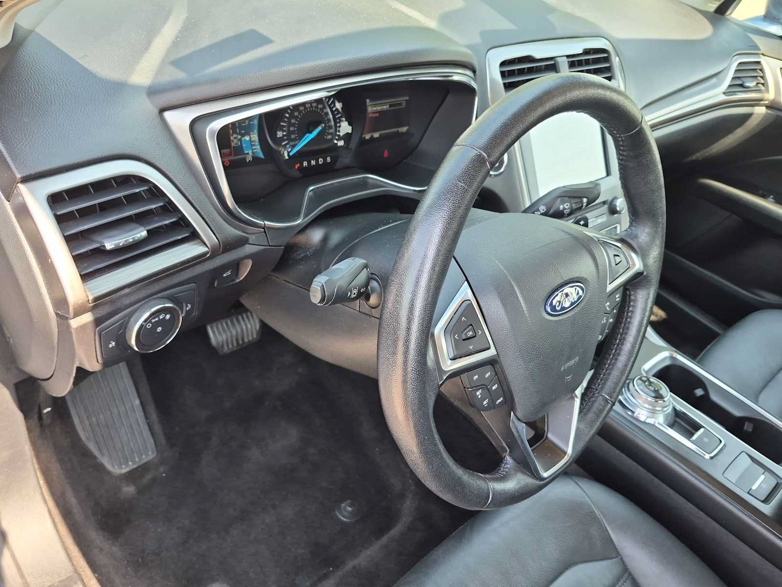 Used 2018 Ford Fusion SE w/ Fusion SE Technology Package FWD image 10