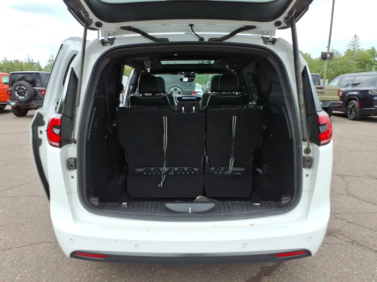 Used 2025 Chrysler Pacifica Limited FWD image 16