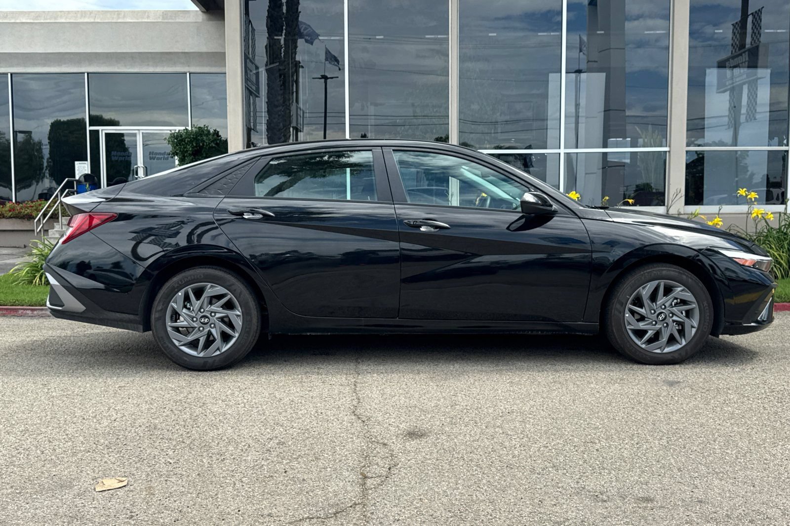 Used 2026 Hyundai Elantra Hybrid FWD image 4