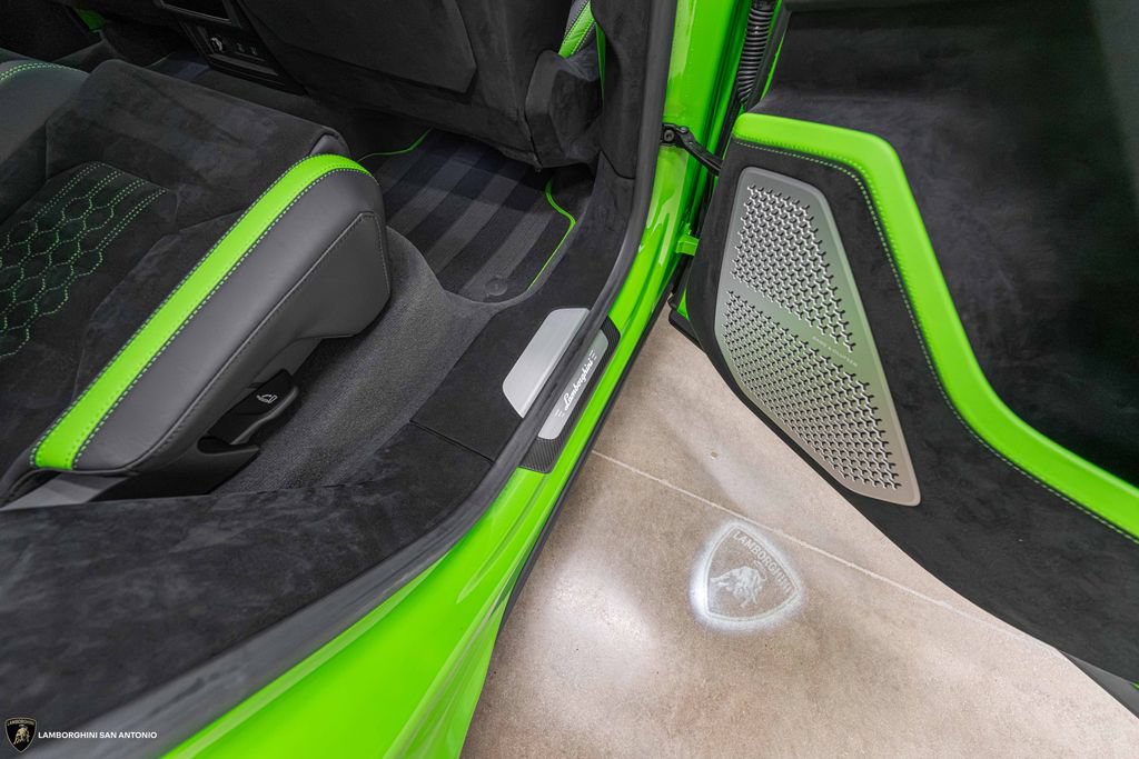 Used 2024 Lamborghini Urus Performante AWD/4WD image 30