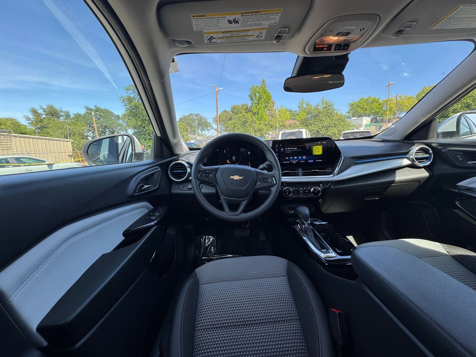 Used 2025 Chevrolet Trax LT image 33