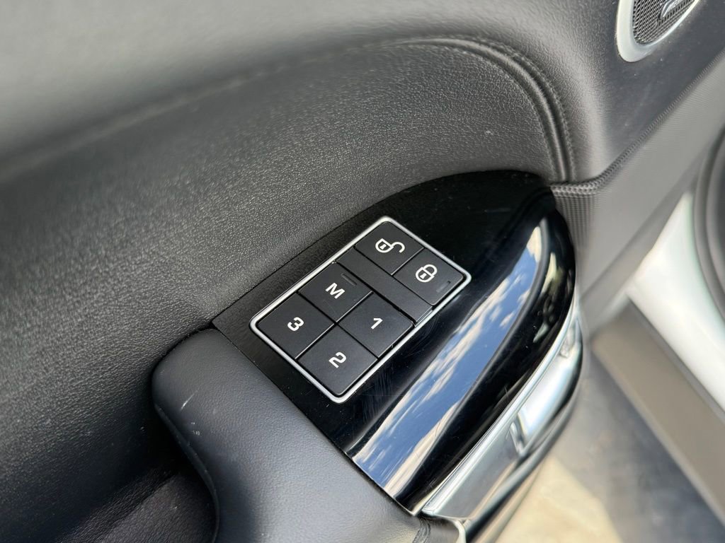 Used 2017 Land Rover Range Rover Supercharged image 9