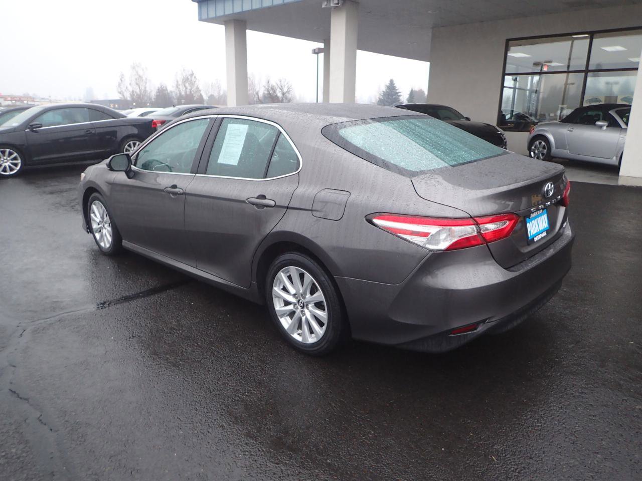 Used 2018 Toyota Camry LE FWD image 3