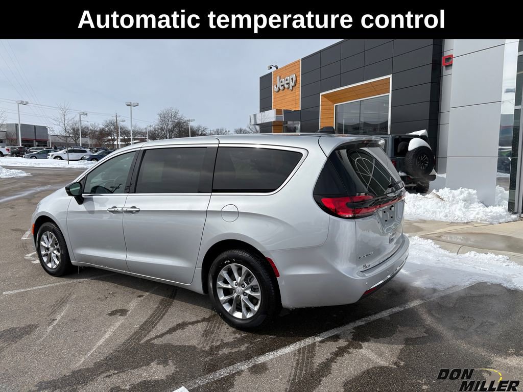 New 2026 Chrysler Pacifica Select image 6