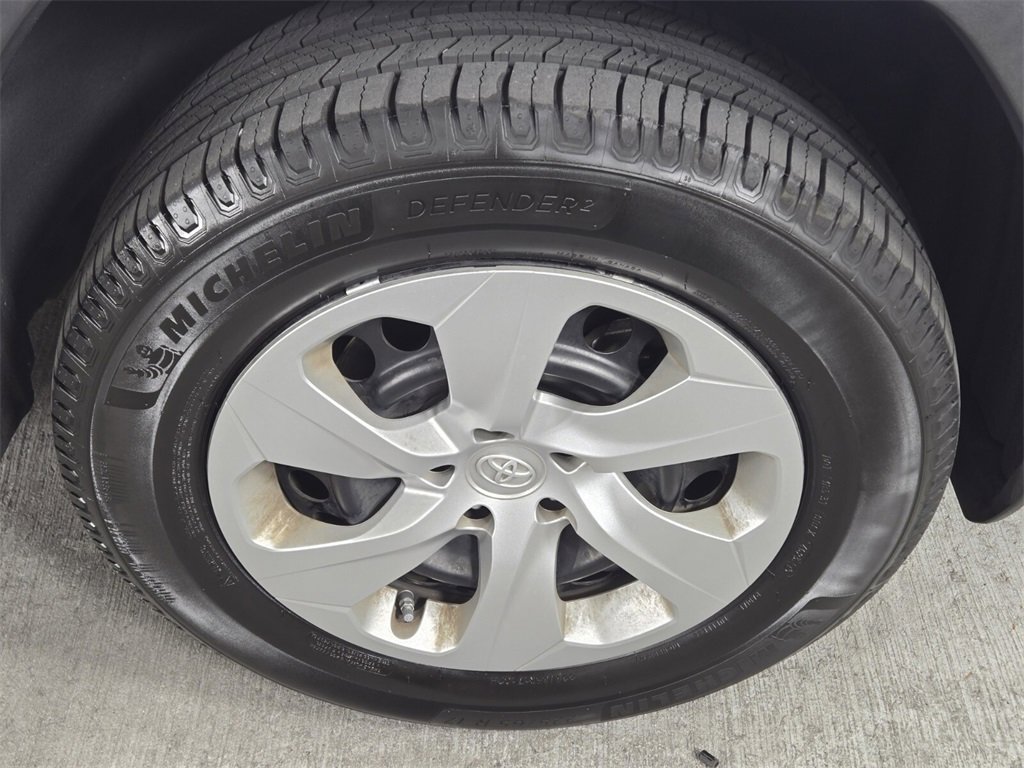 Used 2020 Toyota RAV4 LE image 10