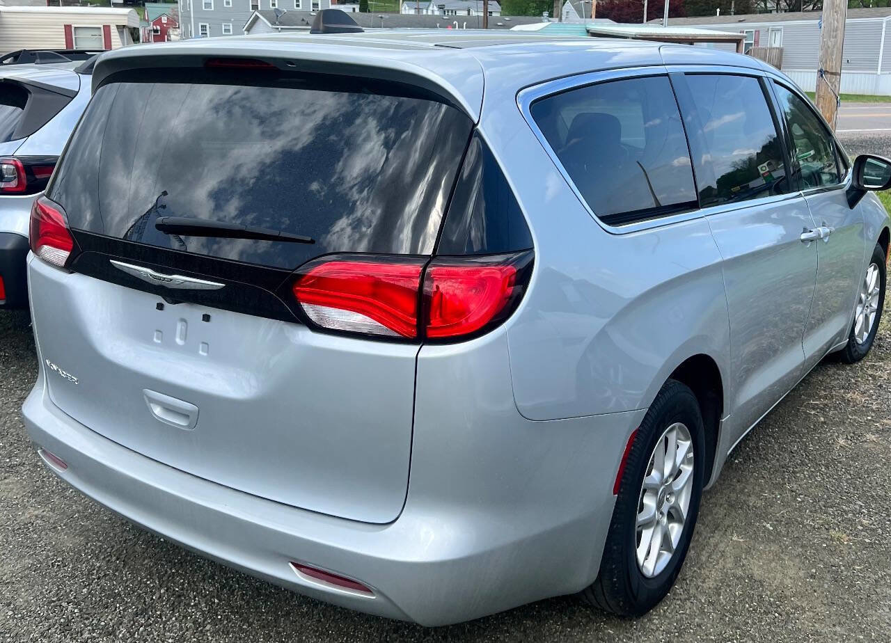 Used 2023 Chrysler Voyager LX image 11