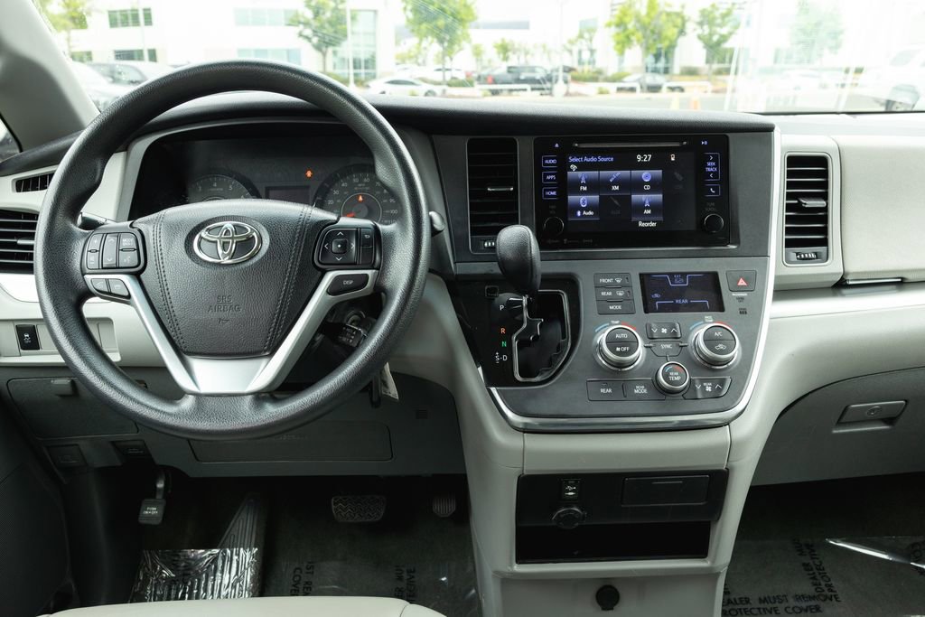 Used 2017 Toyota Sienna LE FWD image 27