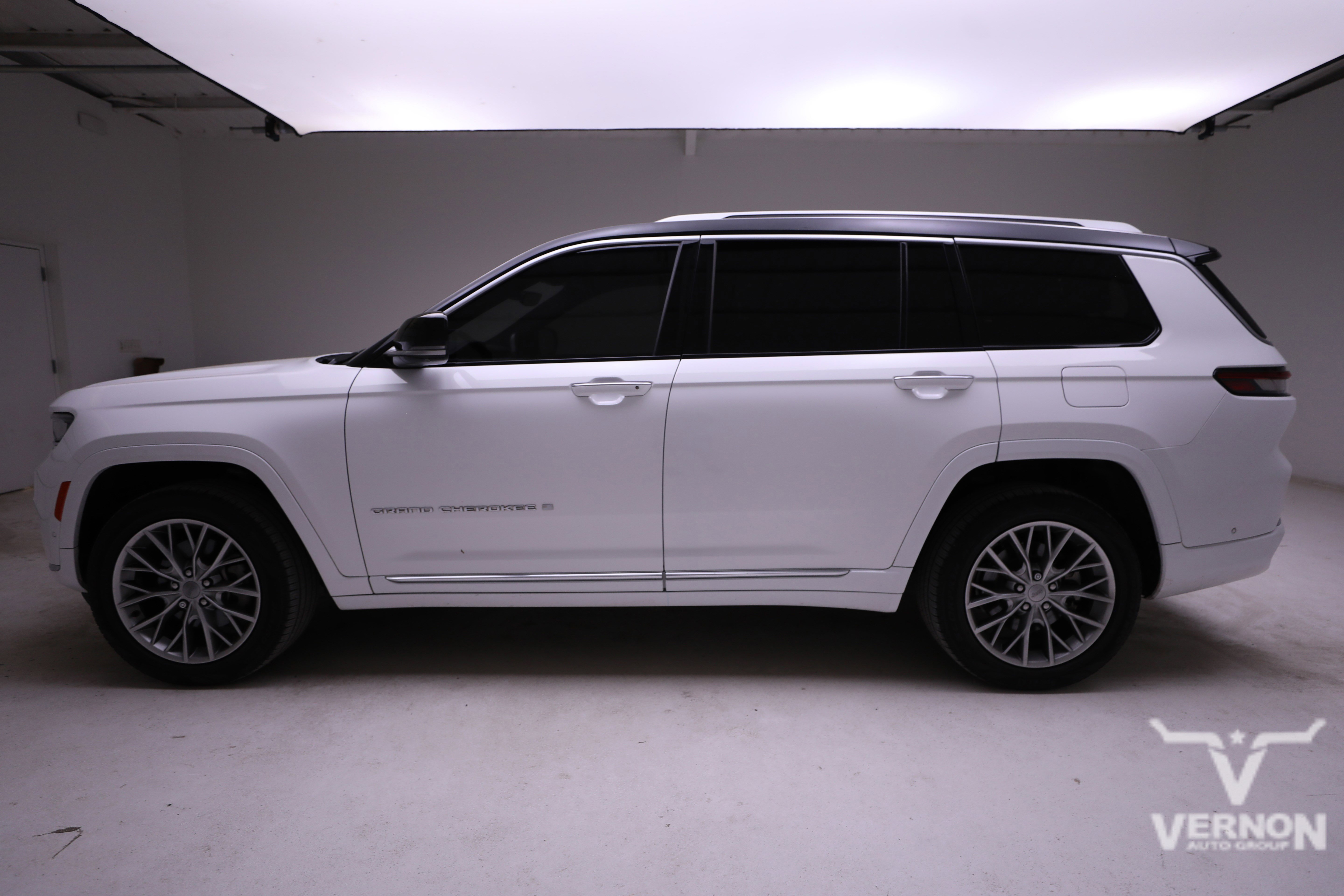 Used 2022 Jeep Grand Cherokee L Summit w/ Luxury Tech Group V image 2