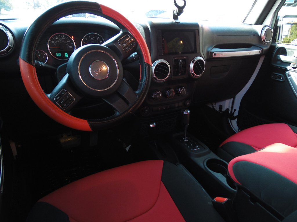 Used 2015 Jeep Wrangler Unlimited Sahara w/ Connectivity Group image 8