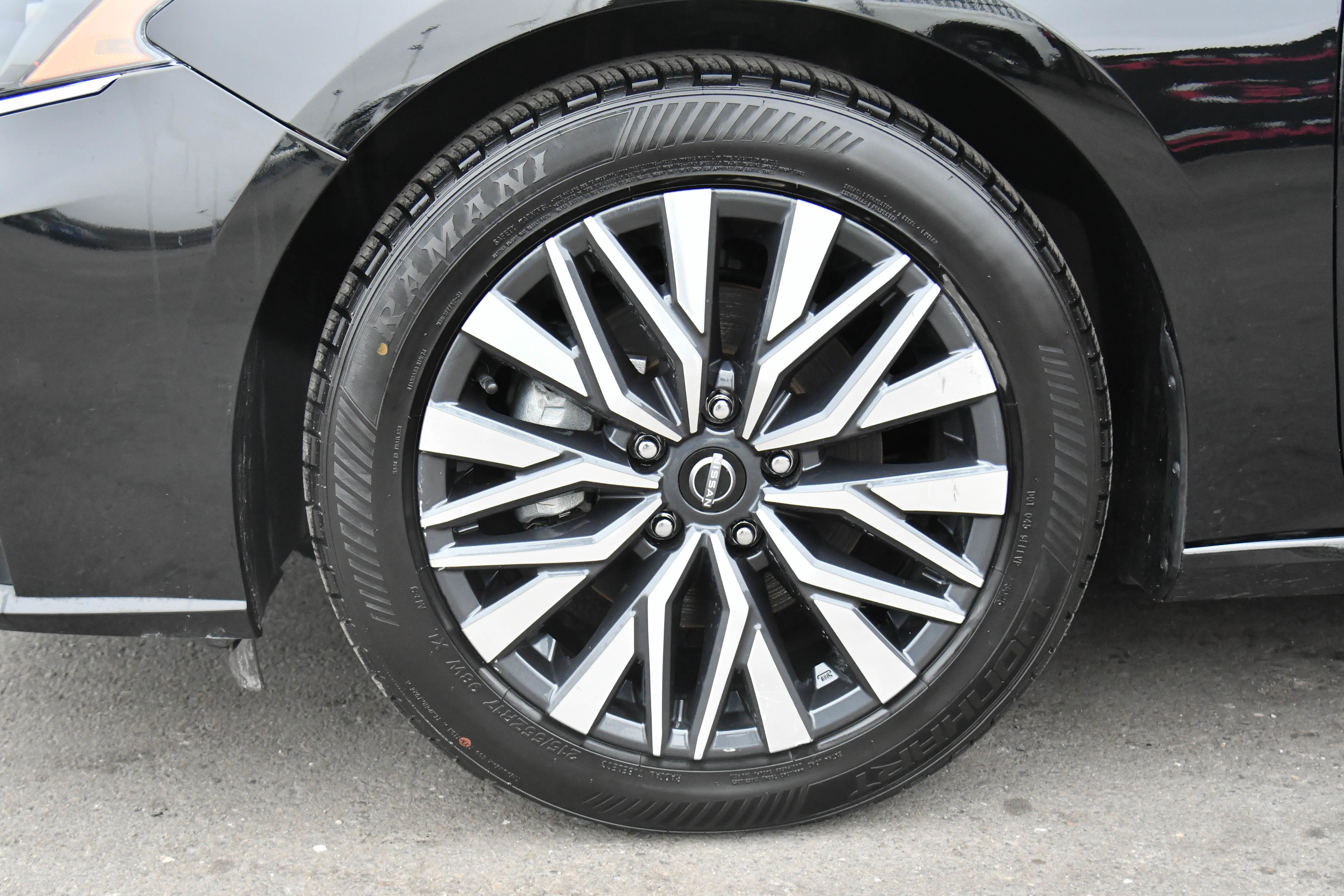 Used 2024 Nissan Altima 2.5 SV image 12