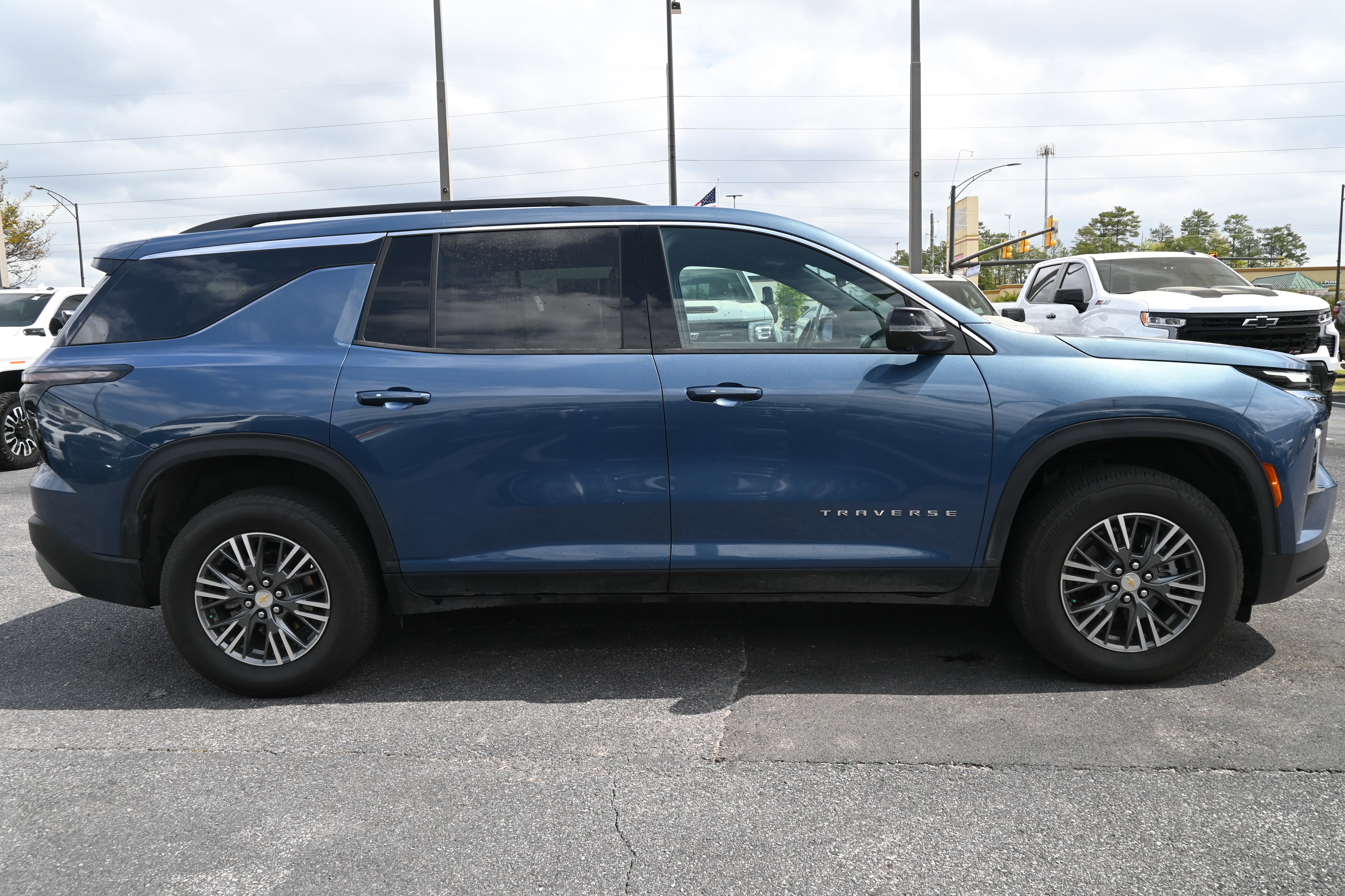 Used 2024 Chevrolet Traverse LT image 11