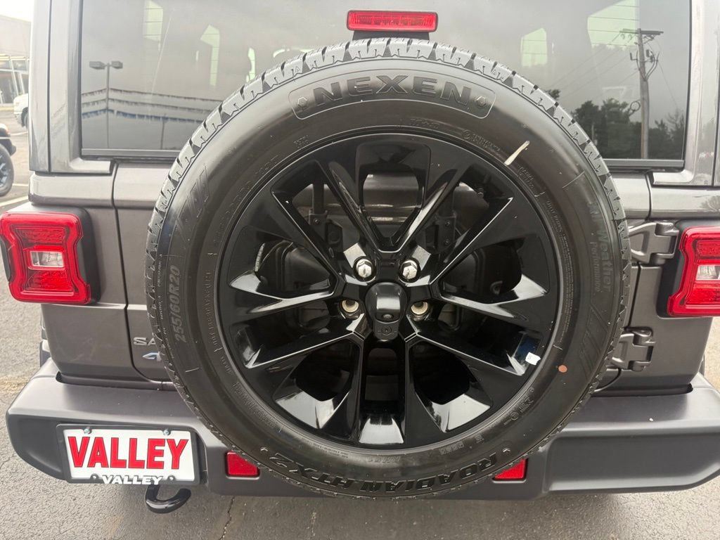 Used 2025 Jeep Wrangler Unlimited Sahara AWD/4WD image 39
