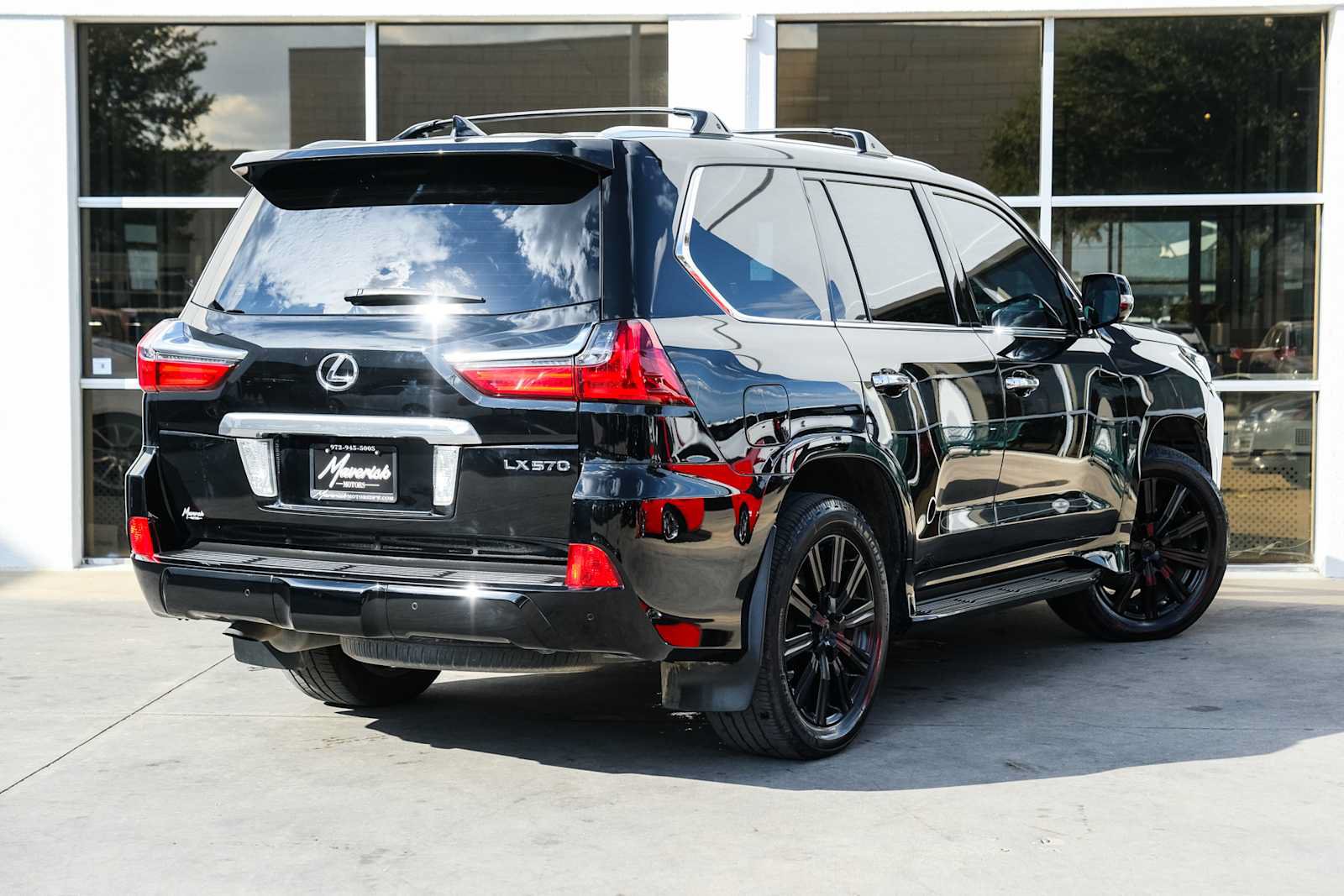 Used 2017 Lexus LX 570 4WD w/ Luxury Package image 9
