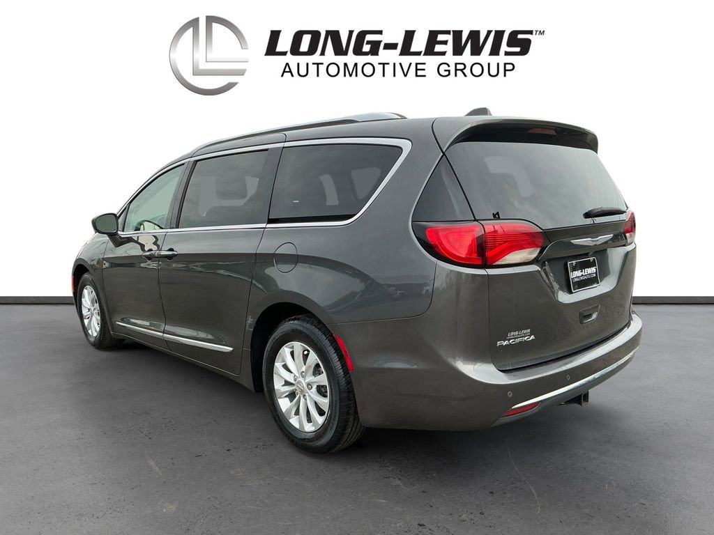Used 2018 Chrysler Pacifica Touring-L FWD image 4