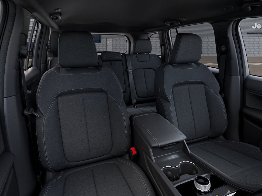 Used 2025 Jeep Grand Cherokee Laredo w/ MOPAR Finishing Package AWD/4WD image 16