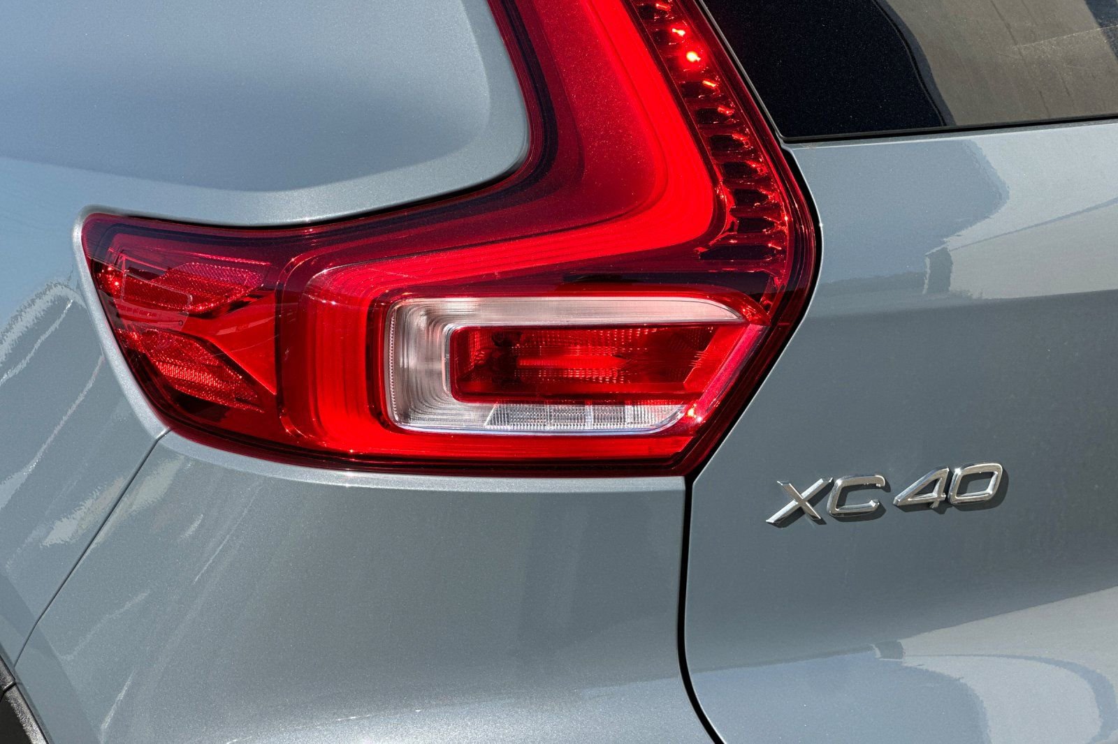 Used 2021 Volvo XC40 T5 Momentum w/ Premium Package image 38