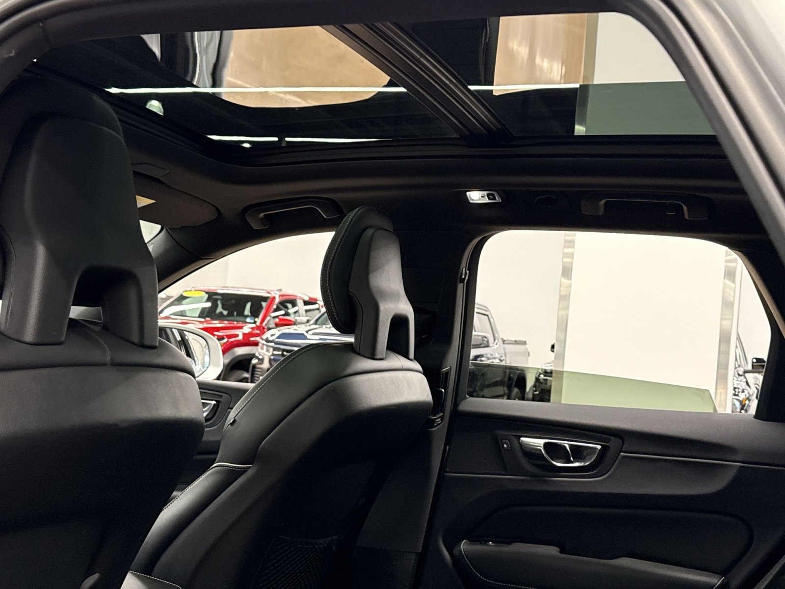 Used 2018 Volvo XC60 T5 R-Design w/ Convenience Package AWD/4WD image 25