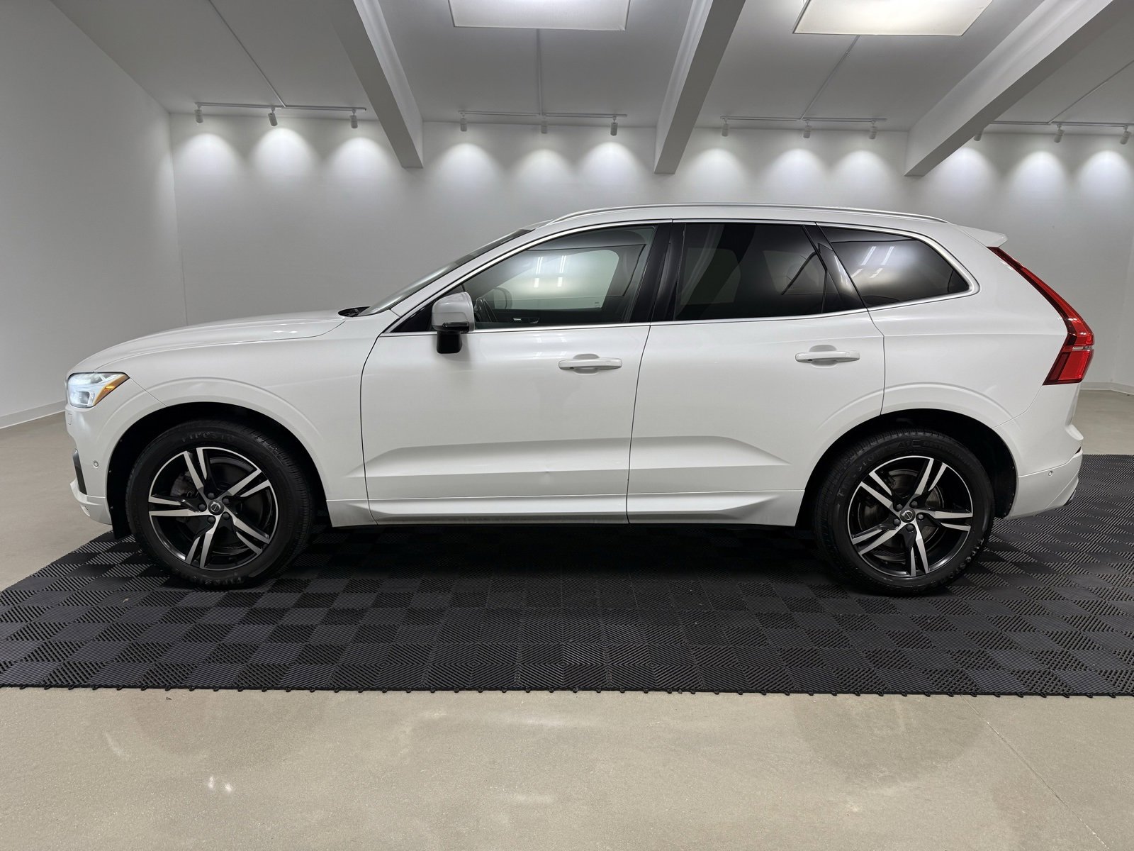 Used 2018 Volvo XC60 T6 R-Design w/ Convenience Package image 4
