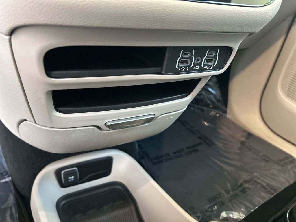 Used 2024 Chrysler Pacifica Touring-L FWD image 50