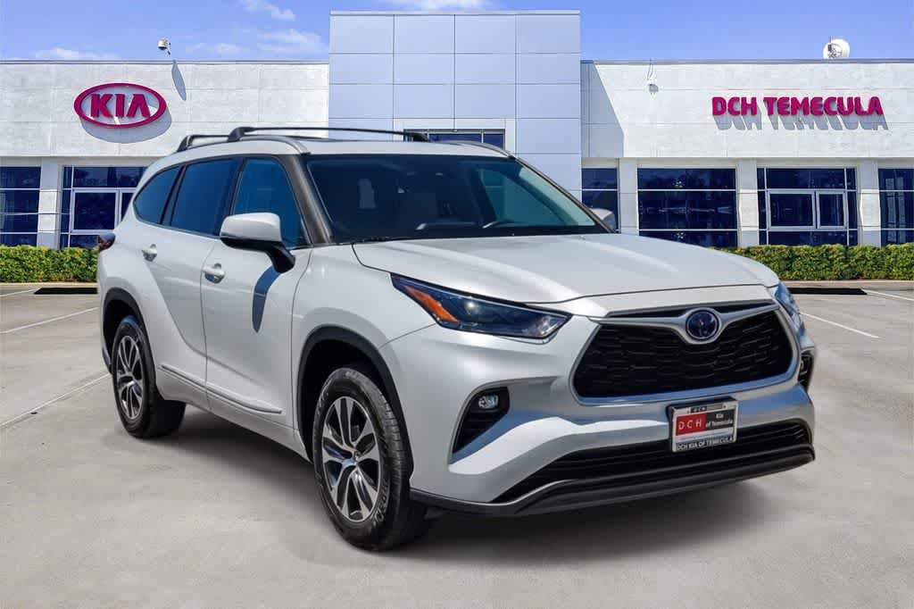 Used 2022 Toyota Highlander XLE FWD image 3