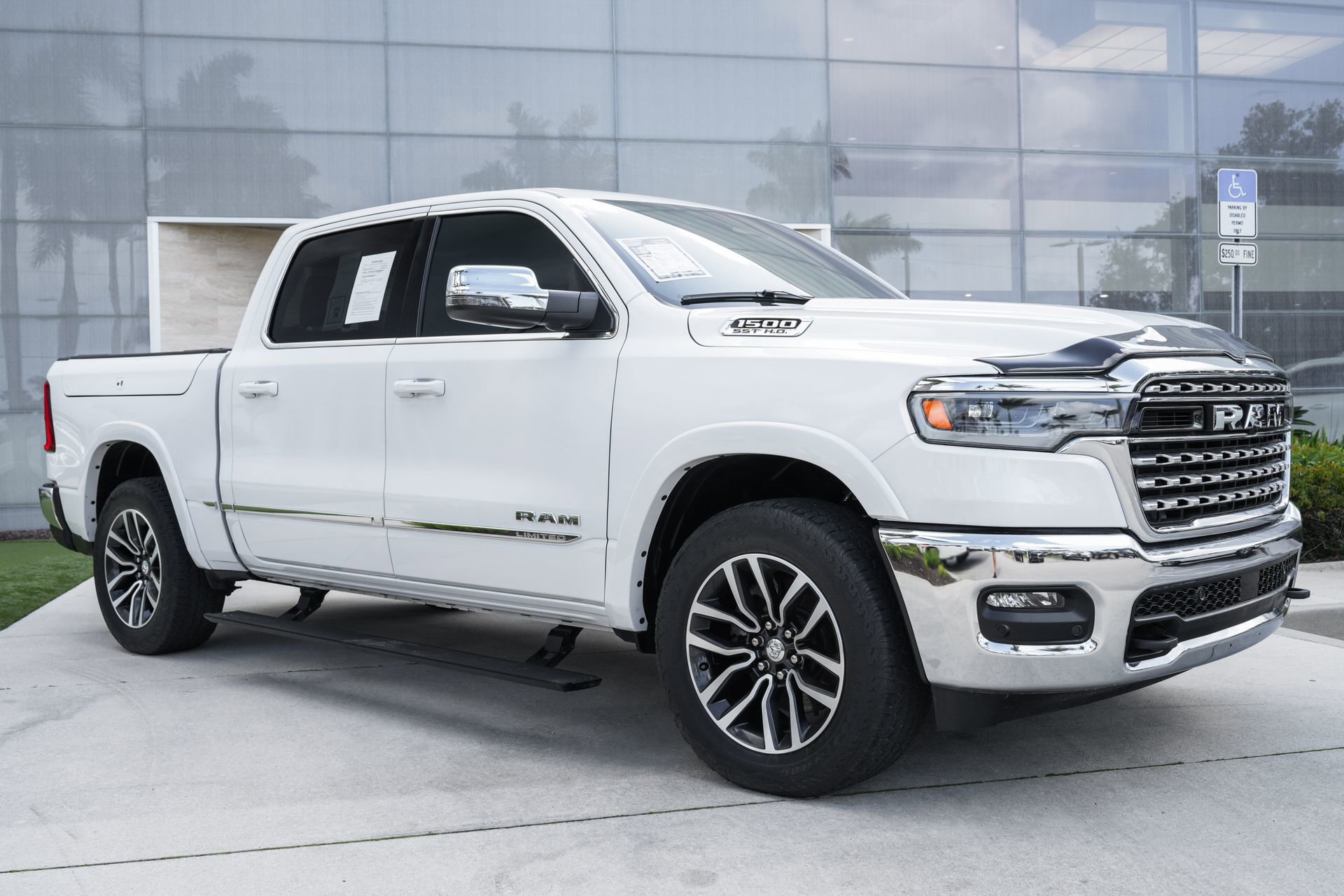 Used 2025 RAM 1500 Limited AWD/4WD image 4