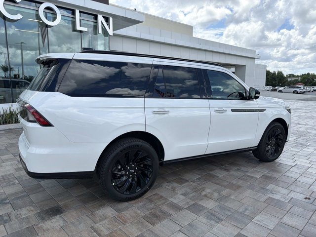 New 2026 Lincoln Navigator Reserve w/ Jet Appearance Package AWD/4WD image 2