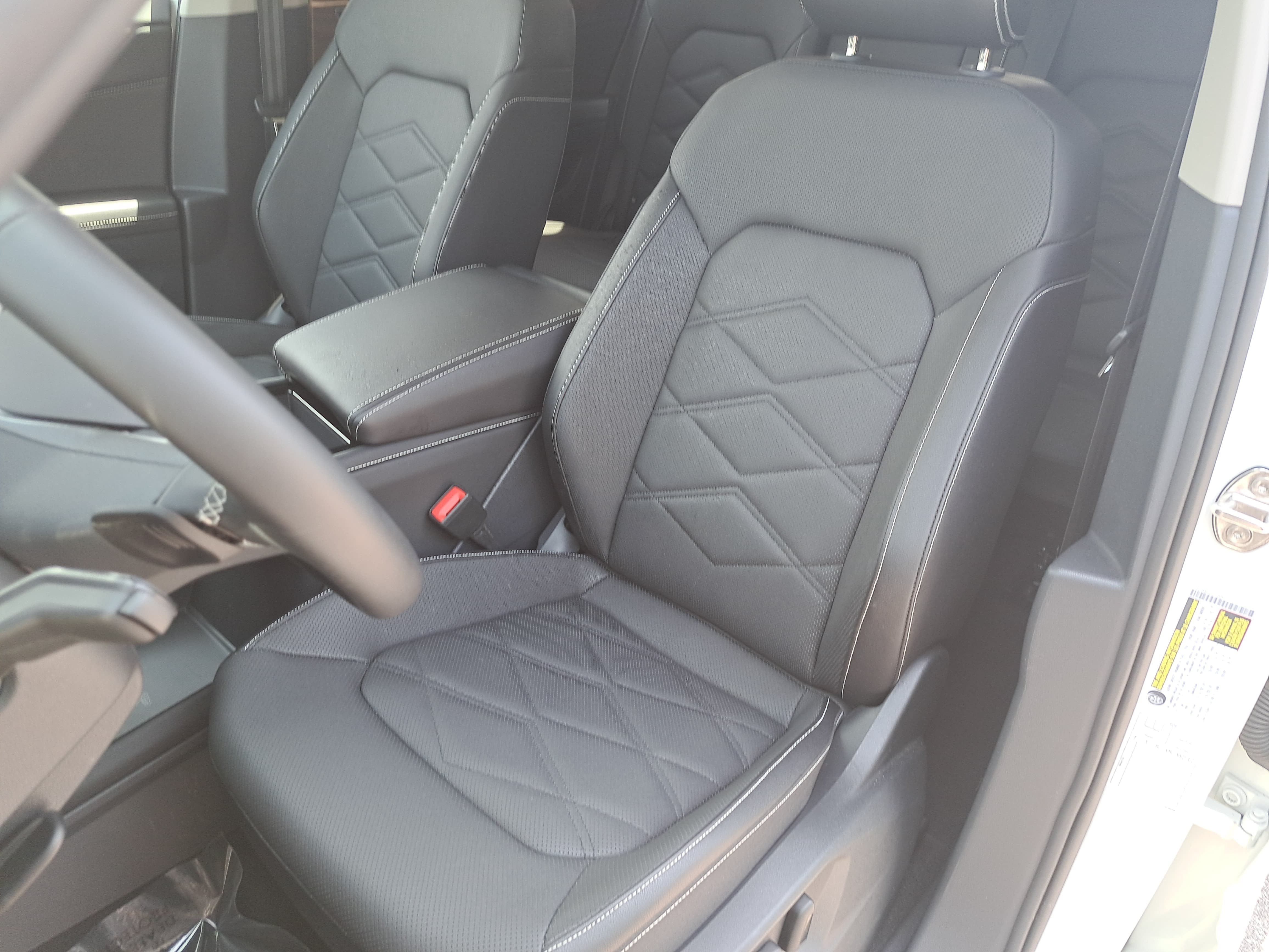 Used 2025 Volkswagen Atlas SE AWD/4WD image 16